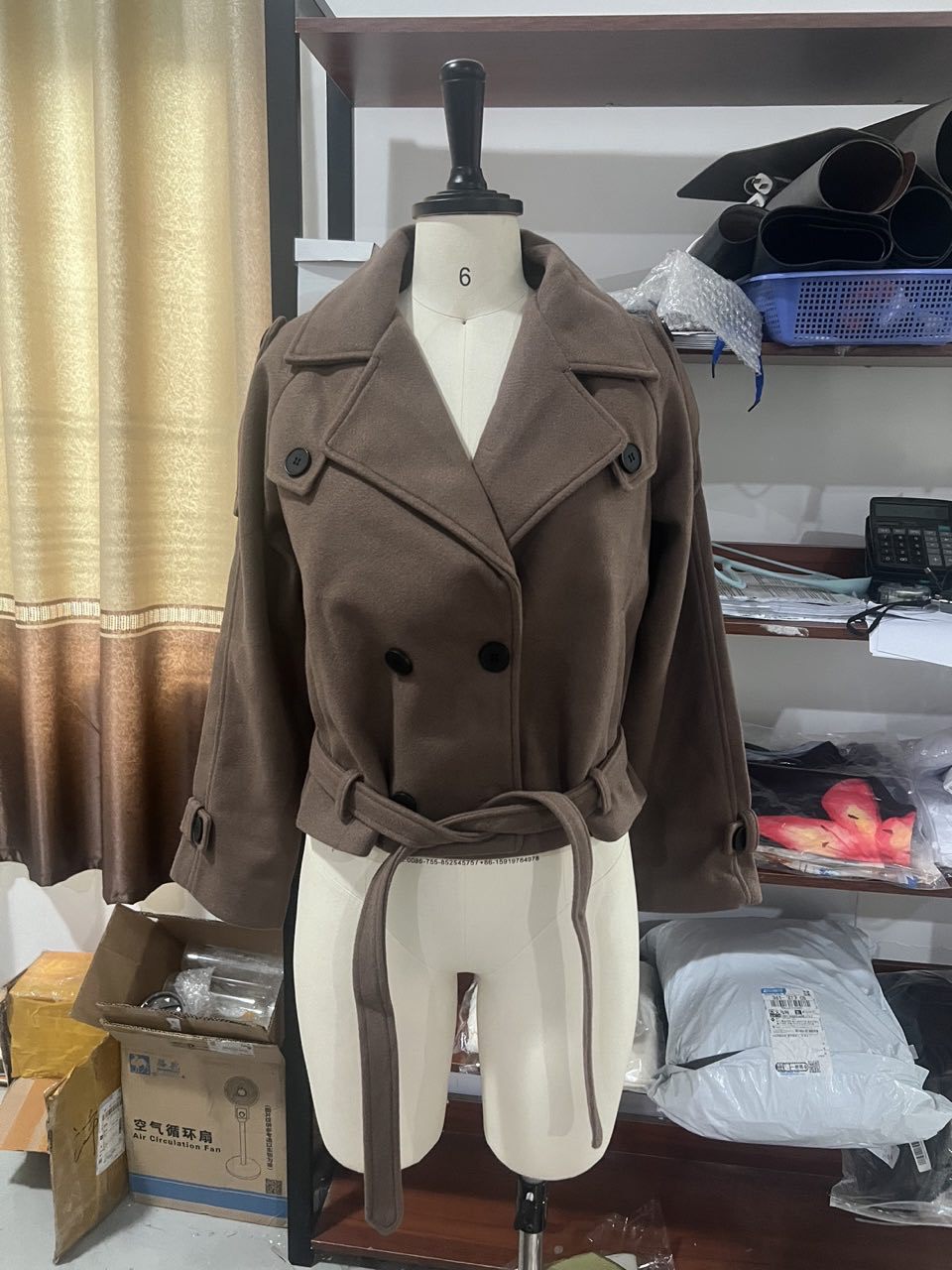 Damernas Cropped trenchcoat med justerbart bälte och dubbelknappat design Mirla-Eva Jonsson