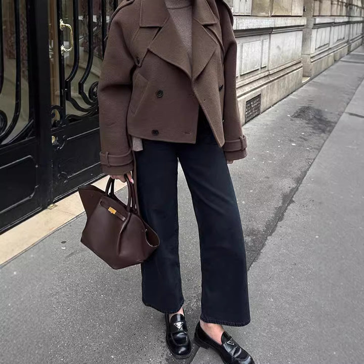Damernas Cropped trenchcoat med justerbart bälte och dubbelknappat design Mirla-Eva Jonsson
