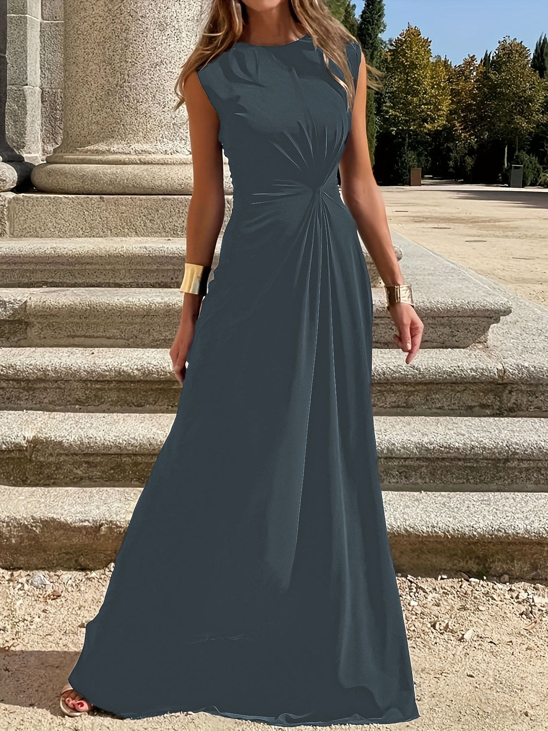 Damernas Elegant Aftonklänning med Stilig Fåll och Figur Nära Snitt Mirlat-Eva Jonsson