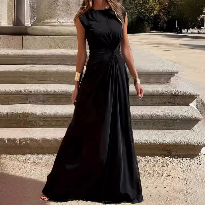 Damernas Elegant Aftonklänning med Stilig Fåll och Figur Nära Snitt Mirlat-Eva Jonsson