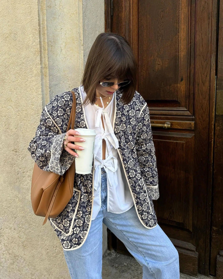 Damernas Elegant Blommig Jacka i Oversized-Snitt med Strukturerade Detaljer Mirla-Eva Jonsson