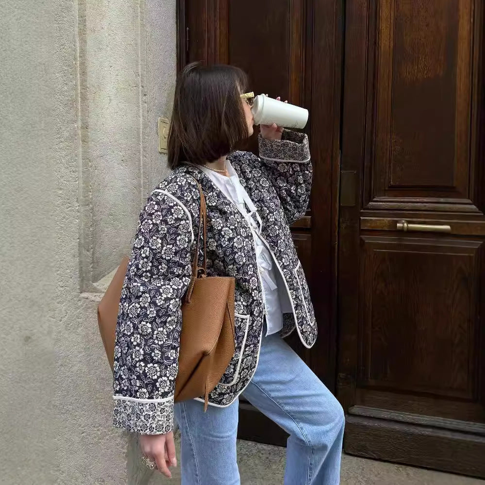 Damernas Elegant Blommig Jacka i Oversized-Snitt med Strukturerade Detaljer Mirla-Eva Jonsson