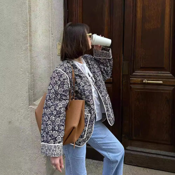 Damernas Elegant Blommig Jacka i Oversized-Snitt med Strukturerade Detaljer Mirla-Eva Jonsson