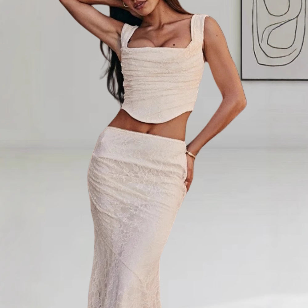 Damernas Elegant Figurformad Aftonklänning med Raffinerad Drapering och Halssmycke Eva Jonsson-Eva Jonsson