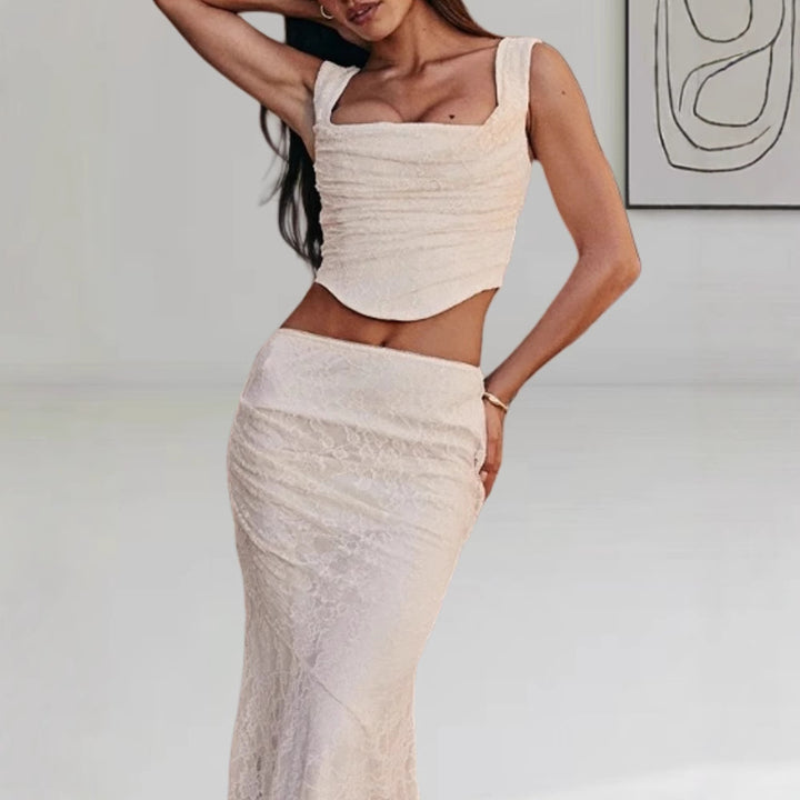 Damernas Elegant Figurformad Aftonklänning med Raffinerad Drapering och Halssmycke Eva Jonsson-Eva Jonsson