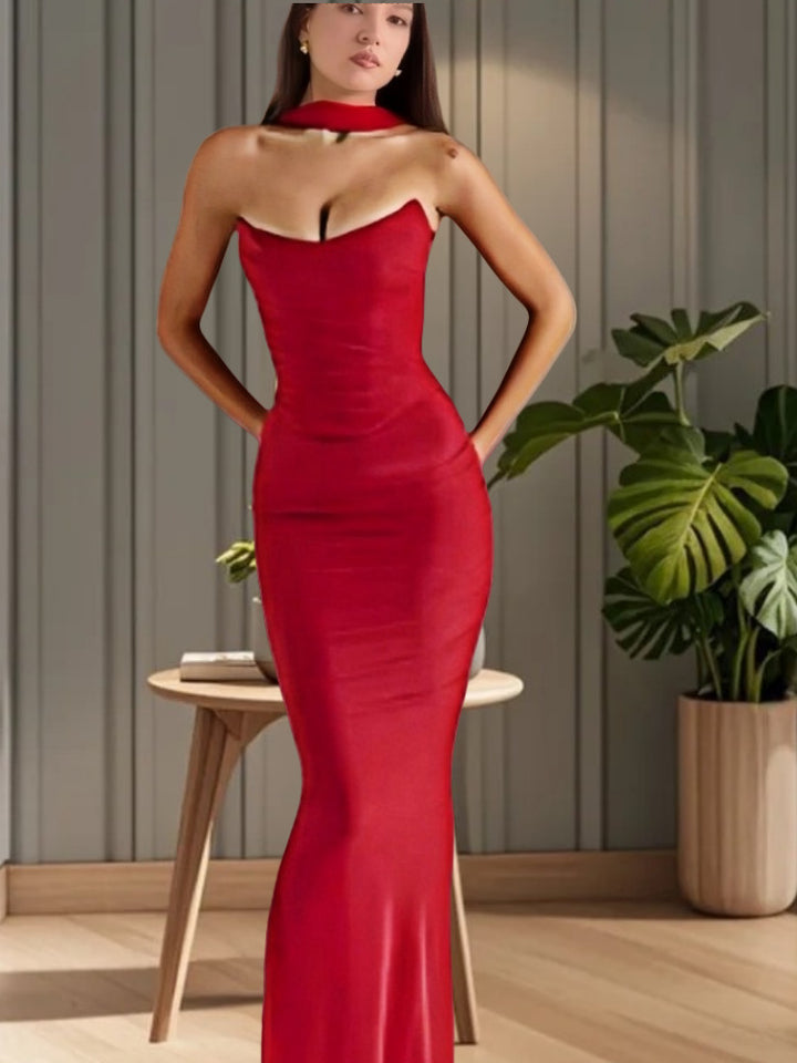 Damernas Elegant Figurformad Aftonklänning med Raffinerad Drapering och Halssmycke Eva Jonsson-Eva Jonsson