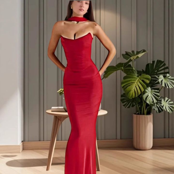 Damernas Elegant Figurformad Aftonklänning med Raffinerad Drapering och Halssmycke Eva Jonsson-Eva Jonsson