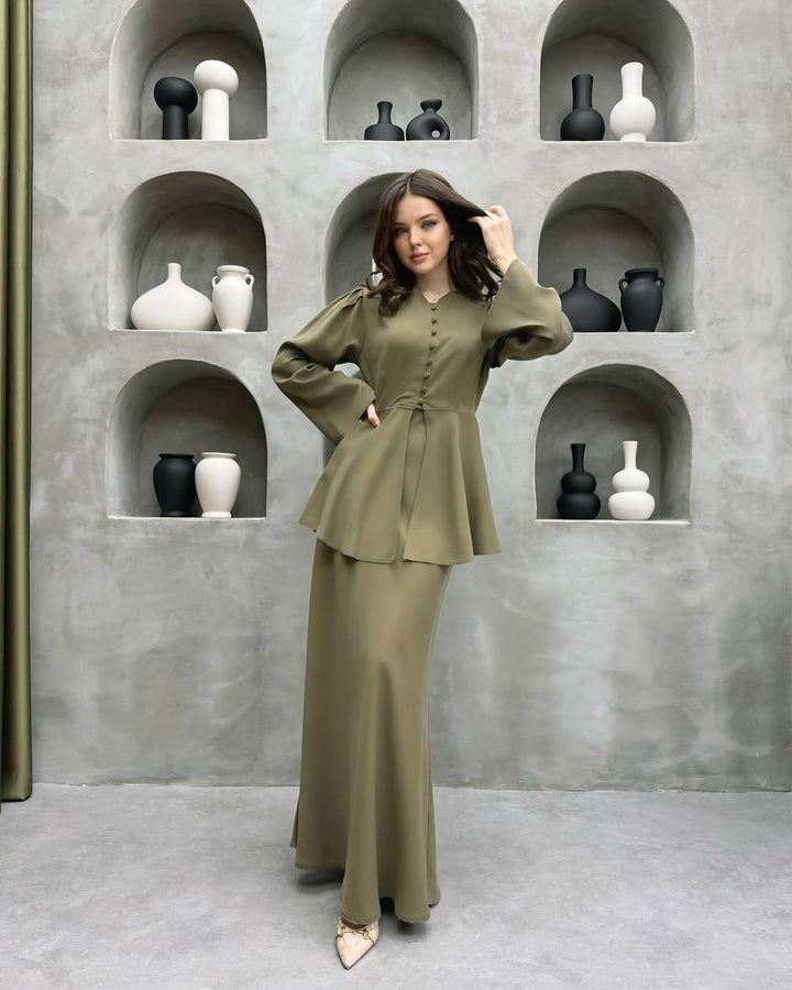Damernas Elegant Klänning med Volangdetaljer och Knapplista Mirla-Eva Jonsson