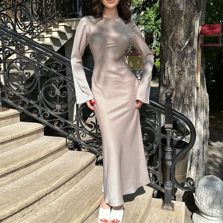 Damernas Elegant Maxi Klänning med smickrande snitt och utsvängda ärmar Mirla-Eva Jonsson