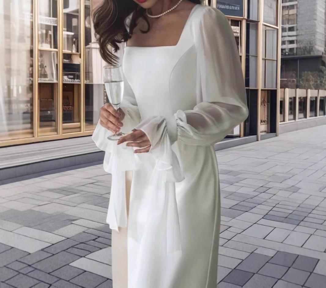 Damernas Elegant Maxiklänning med Transparenta Puffärmar och Vid Skärning Mirla-Eva Jonsson