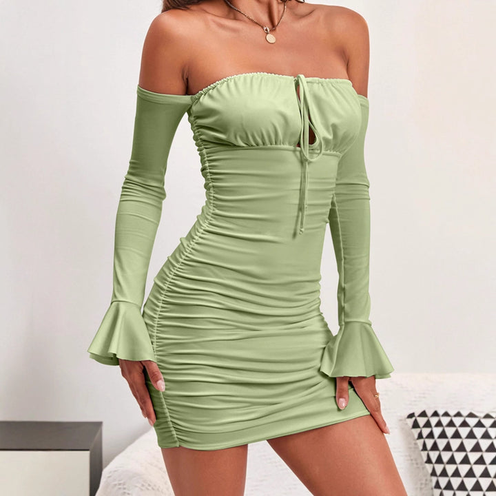 Damernas Elegant Rödskjol med Off-Shoulder Design och Långa Ärmar Mirla-Eva Jonsson
