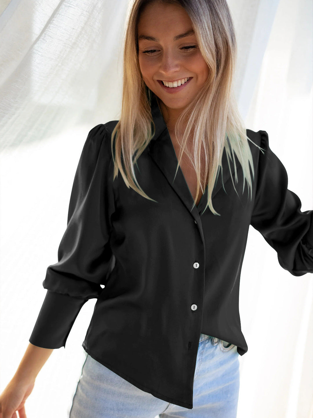 Damernas Elegant Silkesblus med Djup V-Hals och Klassisk Krage Mirla-Eva Jonsson