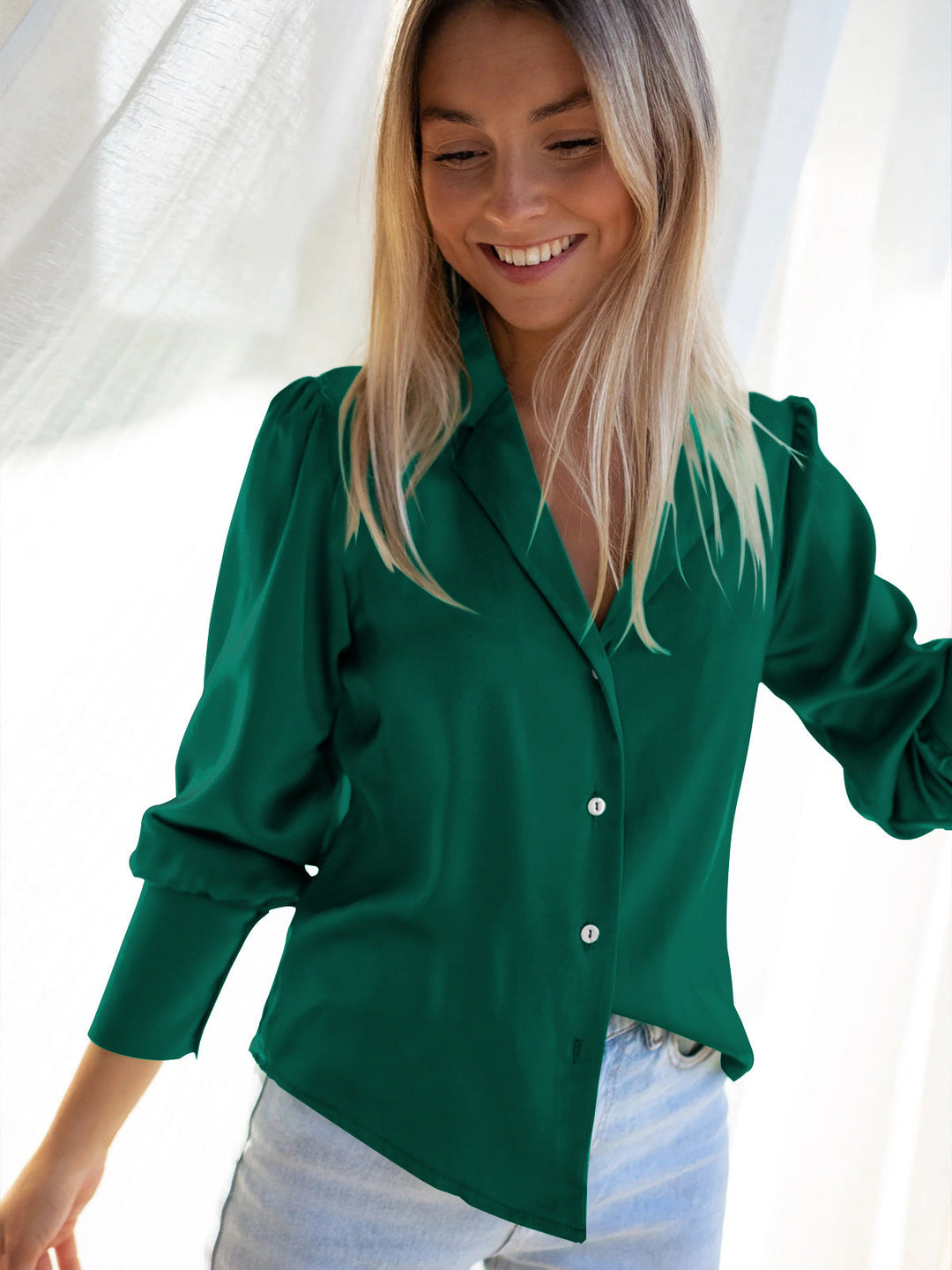 Damernas Elegant Silkesblus med Djup V-Hals och Klassisk Krage Mirla-Eva Jonsson