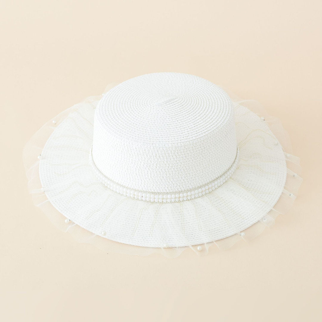 Damernas Elegant Solhatt med Fint Tyllinslag och Stilfulla Pärldekorationer Mirla-Eva Jonsson