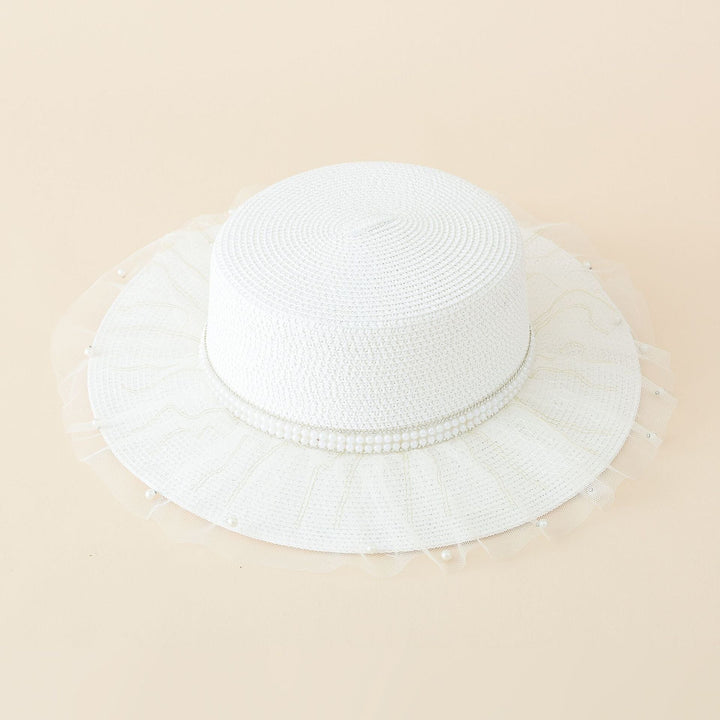 Damernas Elegant Solhatt med Fint Tyllinslag och Stilfulla Pärldekorationer Mirla-Eva Jonsson