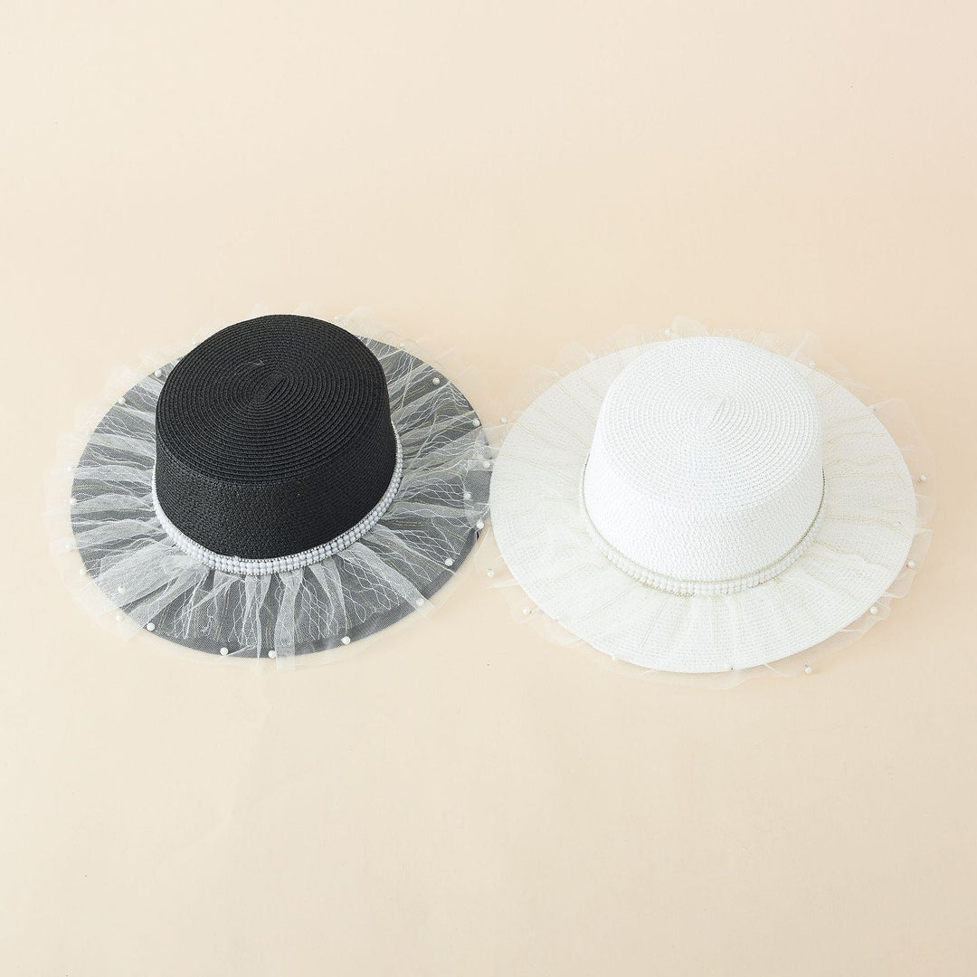 Damernas Elegant Solhatt med Fint Tyllinslag och Stilfulla Pärldekorationer Mirla-Eva Jonsson