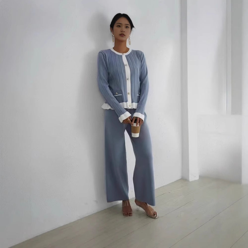 Damernas Elegant Stickad Kostym med Fina Ribbdetaljer och Tidlös Design Mirla-Eva Jonsson