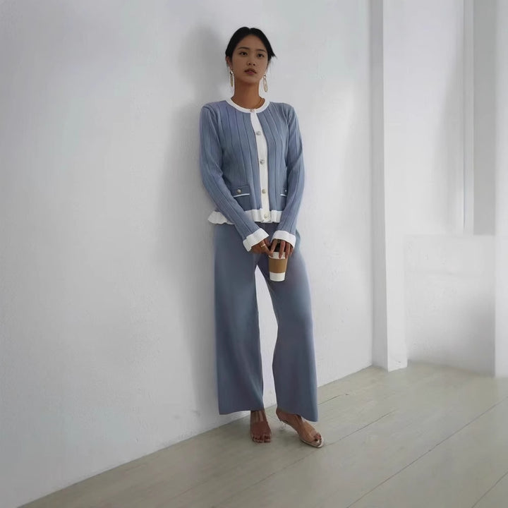 Damernas Elegant Stickad Kostym med Fina Ribbdetaljer och Tidlös Design Mirla-Eva Jonsson