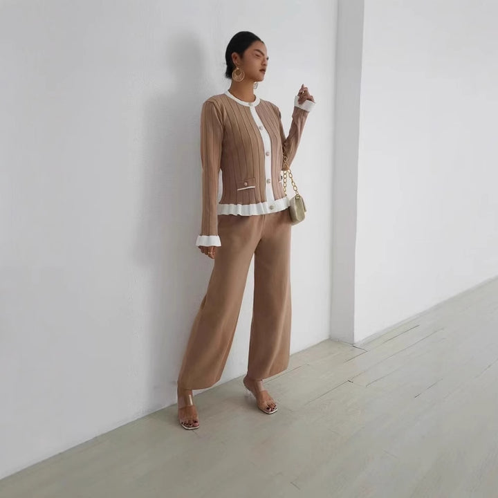 Damernas Elegant Stickad Kostym med Fina Ribbdetaljer och Tidlös Design Mirla-Eva Jonsson