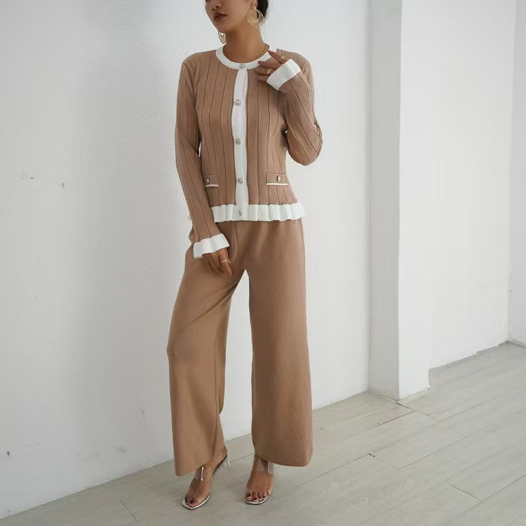 Damernas Elegant Stickad Kostym med Fina Ribbdetaljer och Tidlös Design Mirla-Eva Jonsson