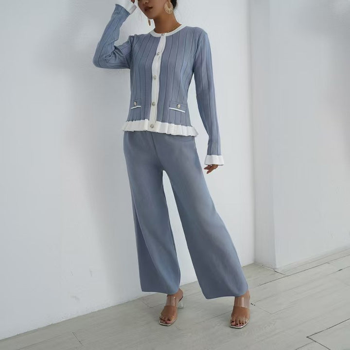 Damernas Elegant Stickad Kostym med Fina Ribbdetaljer och Tidlös Design Mirla-Eva Jonsson
