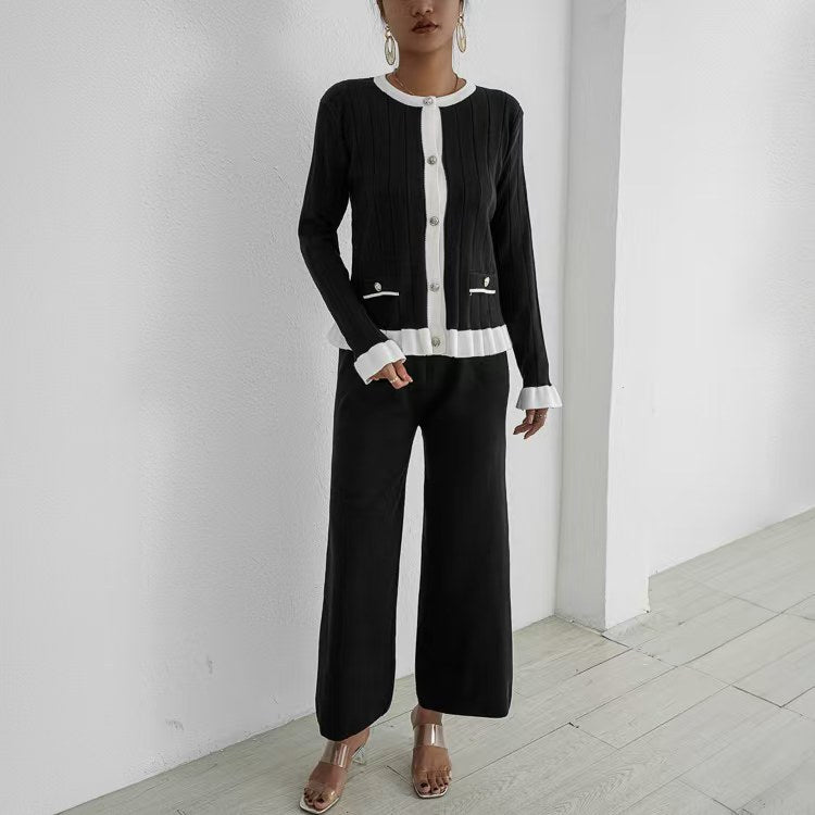 Damernas Elegant Stickad Kostym med Fina Ribbdetaljer och Tidlös Design Mirla-Eva Jonsson