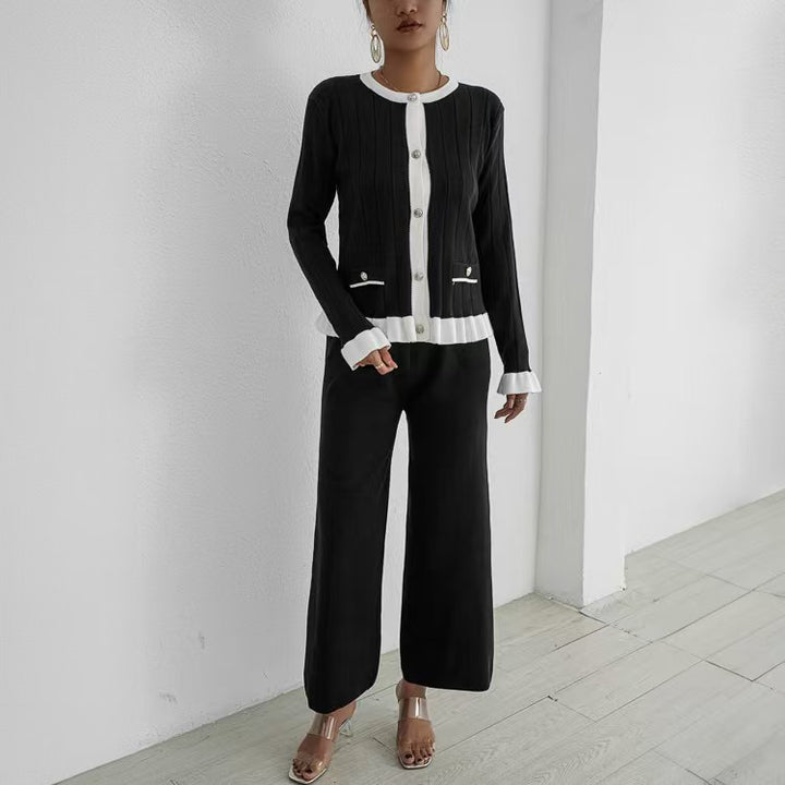 Damernas Elegant Stickad Kostym med Fina Ribbdetaljer och Tidlös Design Mirla-Eva Jonsson