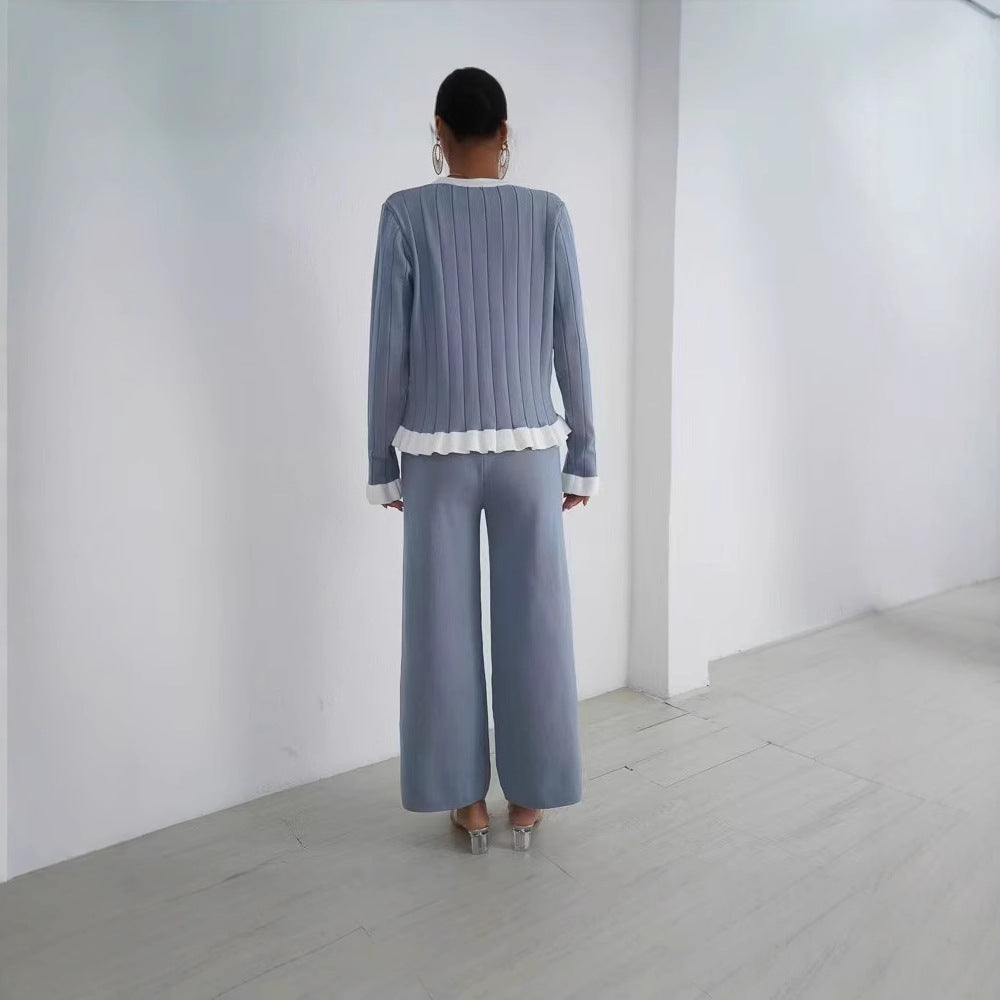 Damernas Elegant Stickad Kostym med Fina Ribbdetaljer och Tidlös Design Mirla-Eva Jonsson