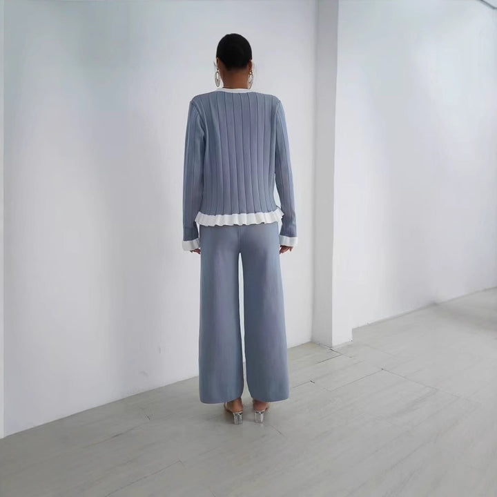 Damernas Elegant Stickad Kostym med Fina Ribbdetaljer och Tidlös Design Mirla-Eva Jonsson