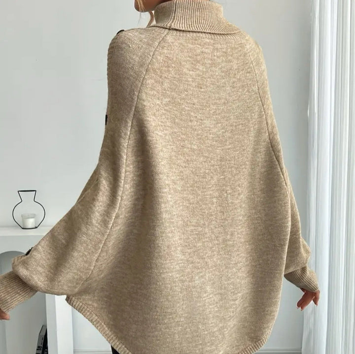 Damernas Elegant Strickponcho med Rullekrage och Flätmönster Mirla-Eva Jonsson
