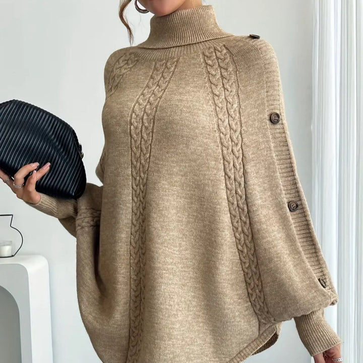 Damernas Elegant Strickponcho med Rullekrage och Flätmönster Mirla-Eva Jonsson