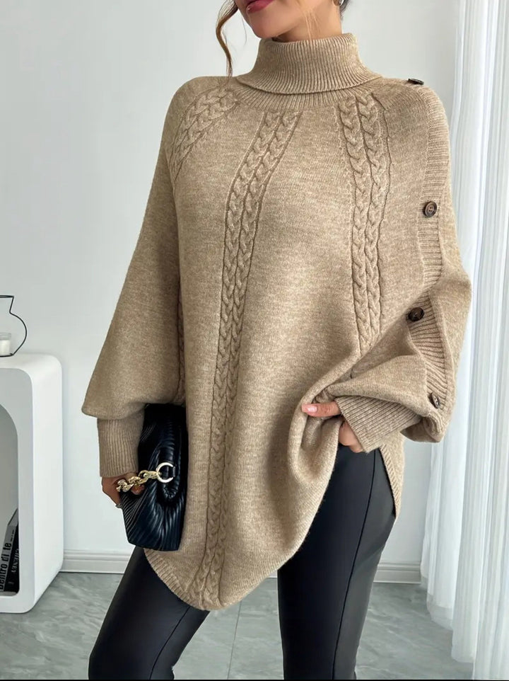 Damernas Elegant Strickponcho med Rullekrage och Flätmönster Mirla-Eva Jonsson