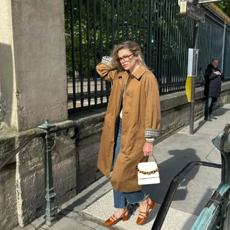 Damernas Elegant Trenchcoat med Smal Passform och Praktiska Fickor Mirla-Eva Jonsson