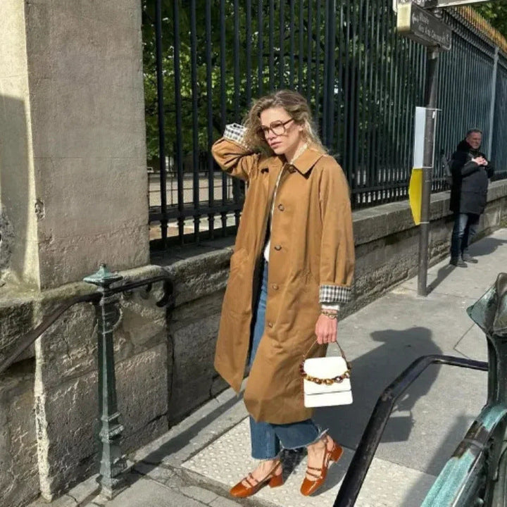 Damernas Elegant Trenchcoat med Smal Passform och Praktiska Fickor Mirla-Eva Jonsson