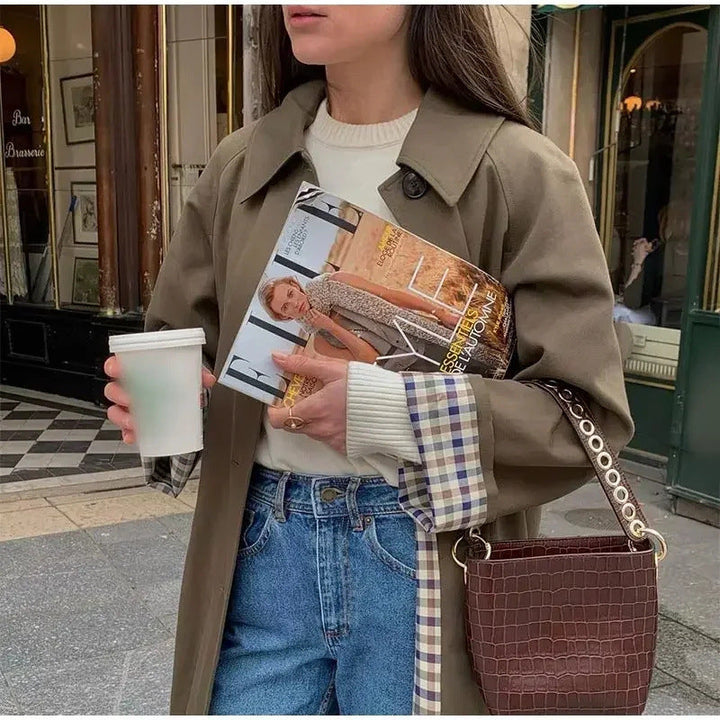 Damernas Elegant Trenchcoat med Smal Passform och Praktiska Fickor Mirla-Eva Jonsson