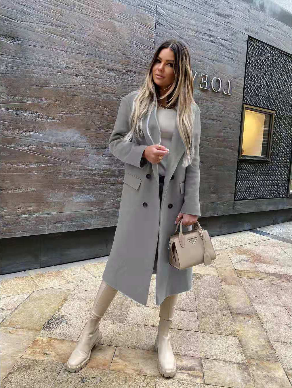 Damernas Elegant och Tidlös Ullkappa med Dubbelknäppning Mirla-Eva Jonsson