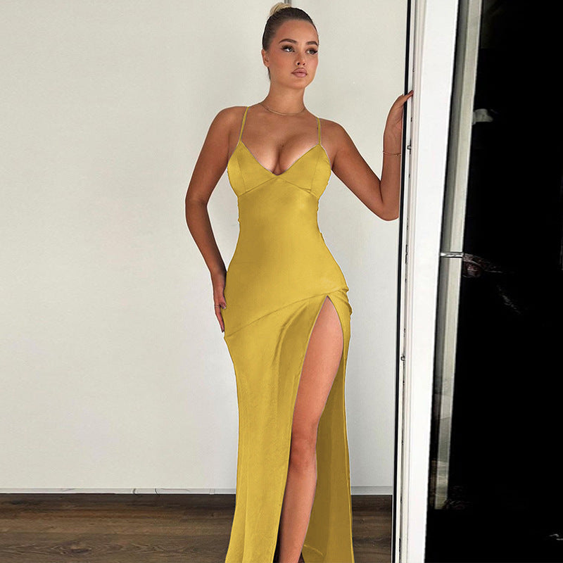 Damernas Elegant och figurnära aftonklänning med sidenliknande tyg och hög slits Mirla-Eva Jonsson