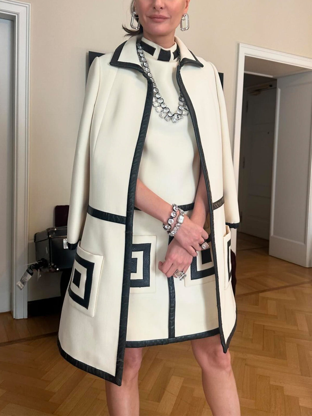 Damernas Elegant och raffinerad jacka med strukturerad design och kontrastsömmar Eva Jonsson-Eva Jonsson