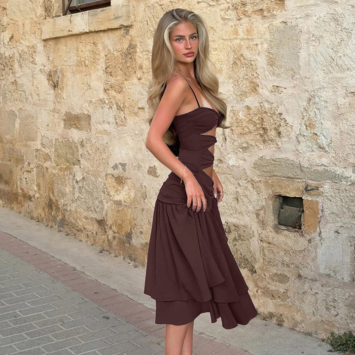 Damernas Eleganta In wraps klänning med raffinerade draperingar och lekfulla cut-outs Mirla-Eva Jonsson