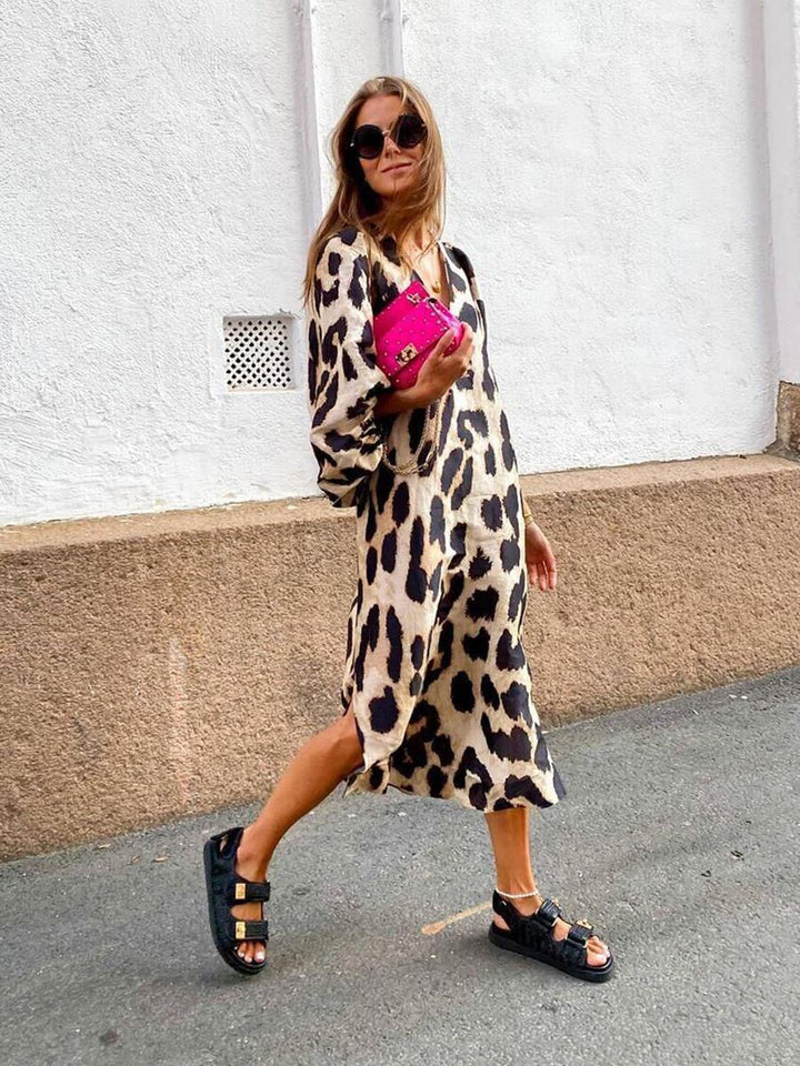 Damernas Eleganta Leo-Midiklänning med V-ringning och vida ärmar Mirla-Eva Jonsson
