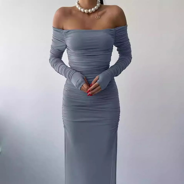 Damernas Eleganta Off-Shoulder Maxiklänning med Rynkning och Långa Ärmar Mirla-Eva Jonsson
