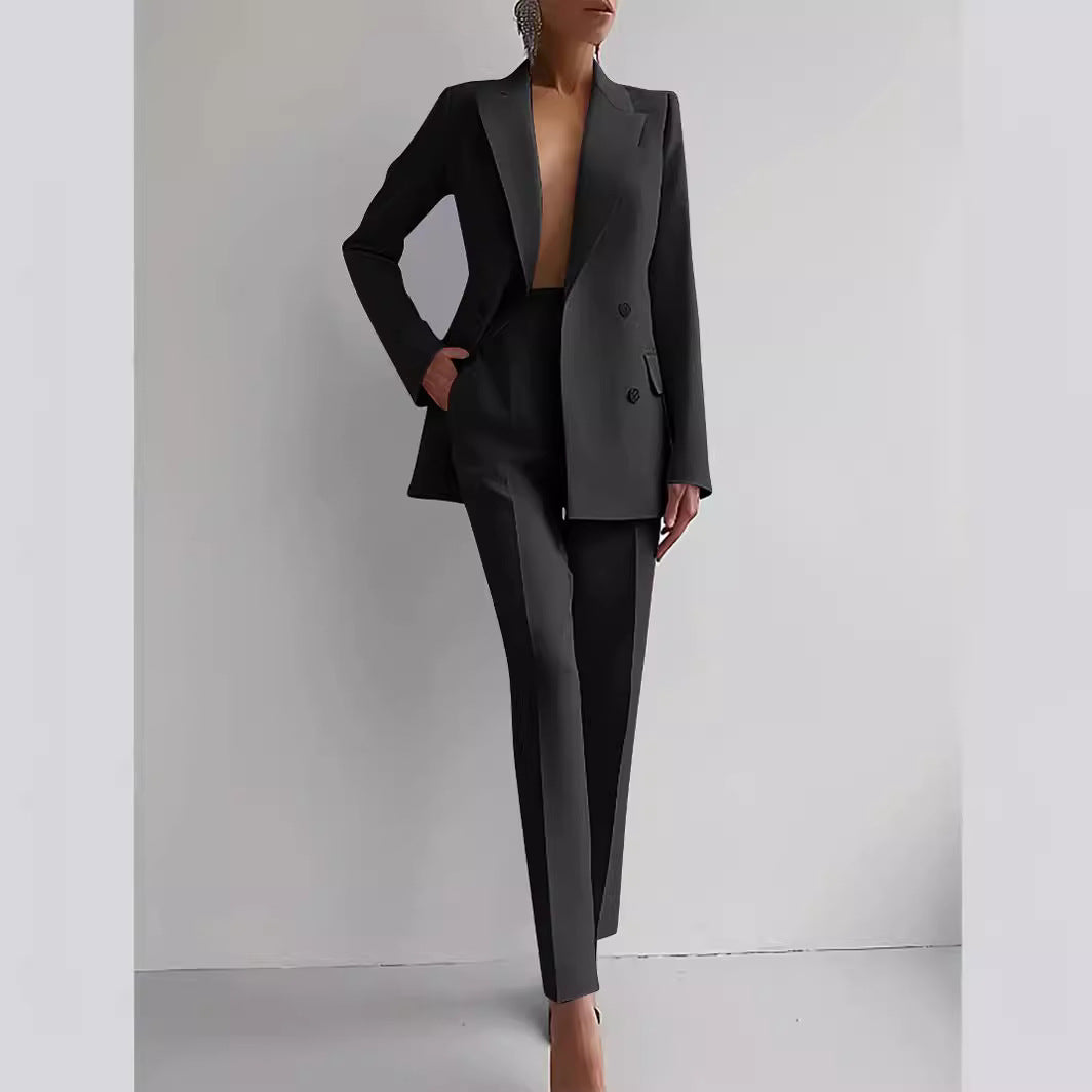 Damernas Eleganta och figurnära kostymset Mirla-Eva Jonsson