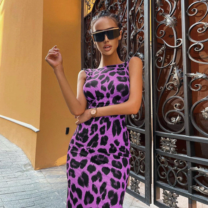 Damernas Figurbetonad Klänning med Modernt Leopardmönster och Axelbandslös Design Mirla-Eva Jonsson