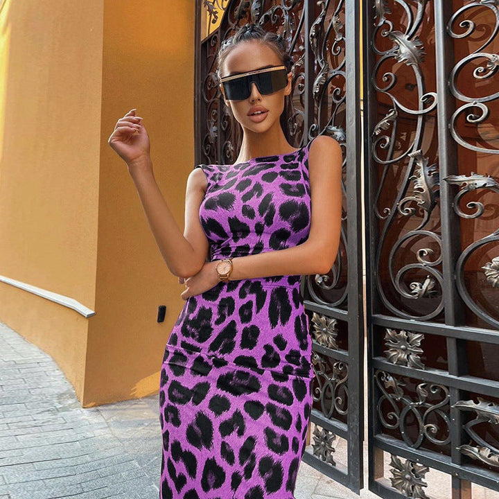 Damernas Figurbetonad Klänning med Modernt Leopardmönster och Axelbandslös Design Mirla-Eva Jonsson