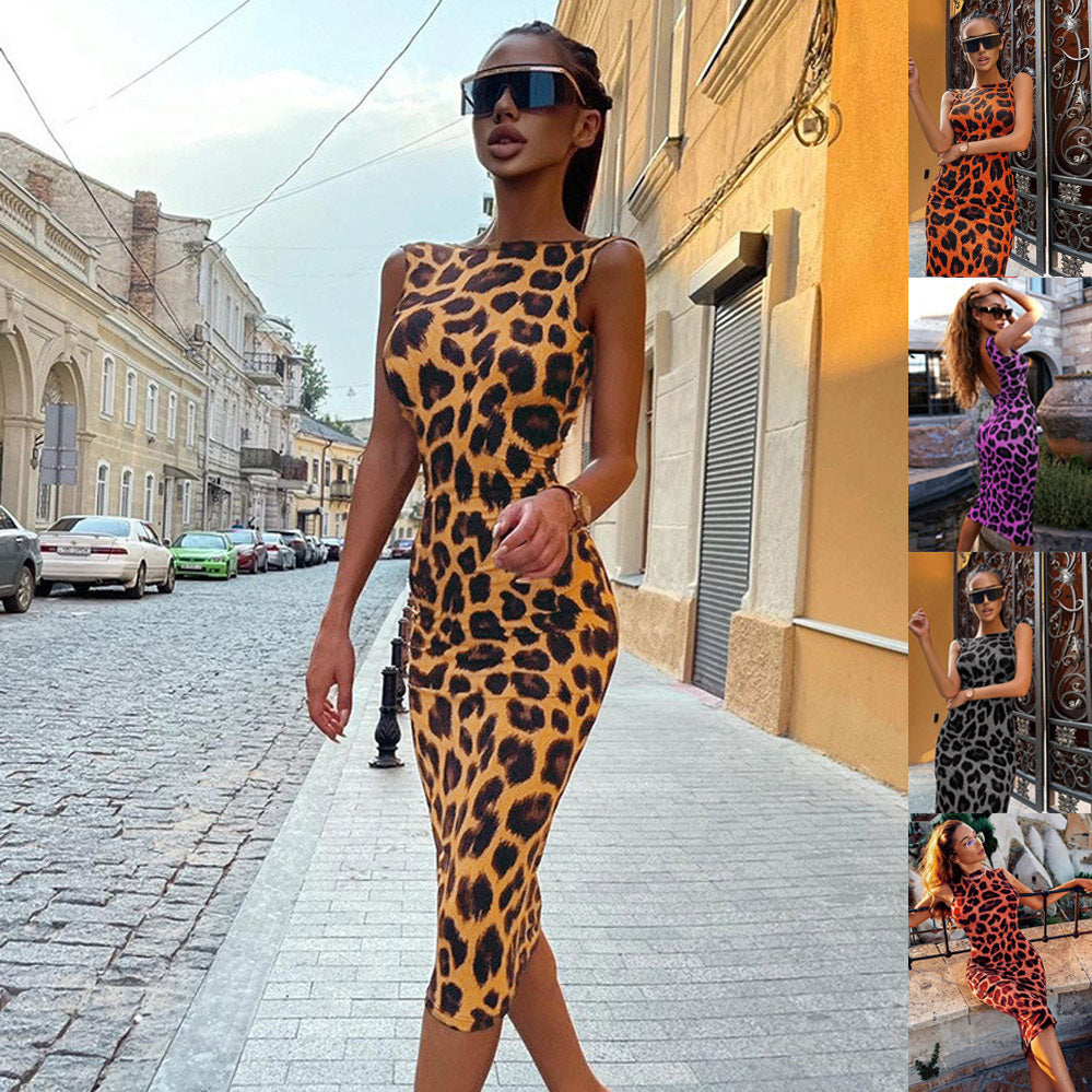 Damernas Figurbetonad Klänning med Modernt Leopardmönster och Axelbandslös Design Mirla-Eva Jonsson