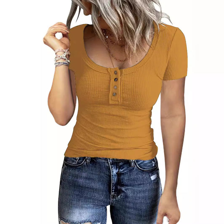 Damernas Figurformande kortärmad t-shirt med strukturerad ribbdesign och knappslå Mirla-Eva Jonsson