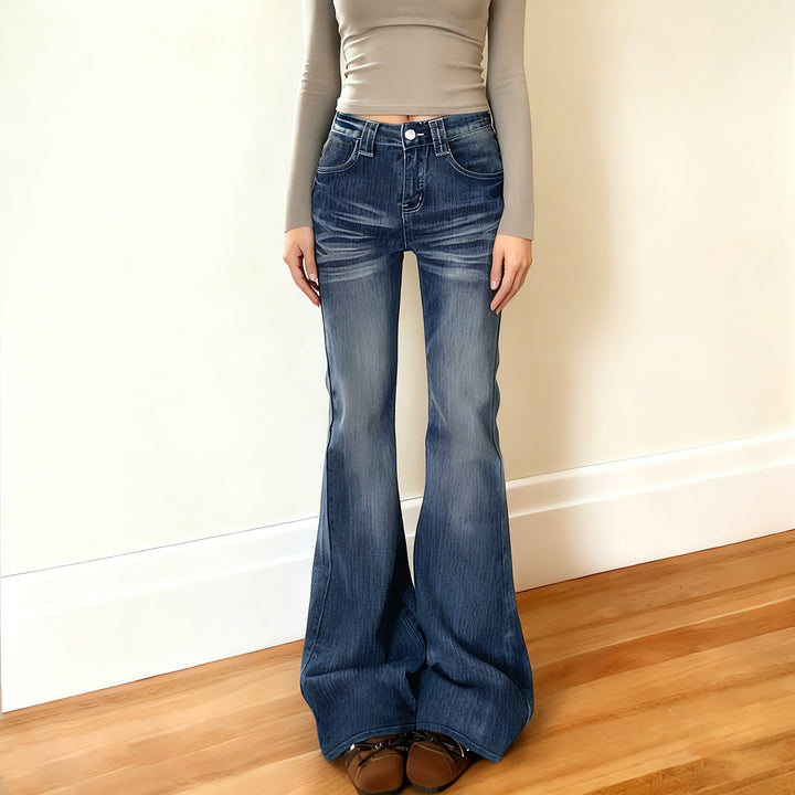 Damernas Flared Jeans i avslappnad vintage-stil med hög midja och stiliga tvättar Mirla-Eva Jonsson