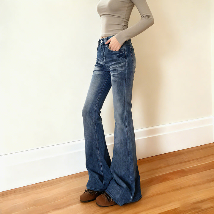 Damernas Flared Jeans i avslappnad vintage-stil med hög midja och stiliga tvättar Mirla-Eva Jonsson
