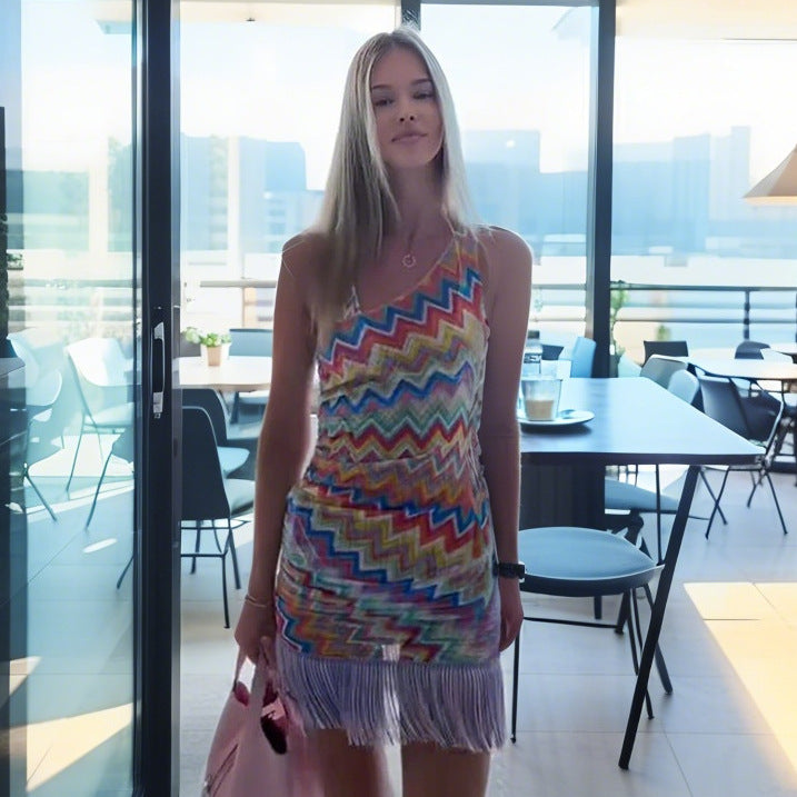 Damernas Fransen Minikjol med zigzagmönster och off-shoulder design Mirla-Eva Jonsson