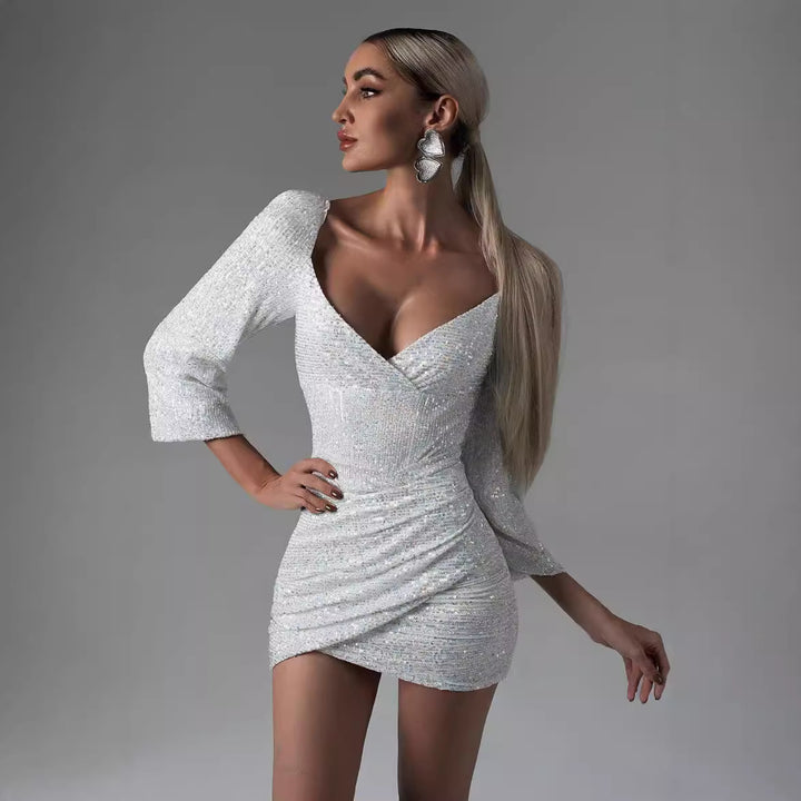 Damernas Glamouröst Miniklänning med transparenta spetsärmar och figurnära snitt Mirla-Eva Jonsson